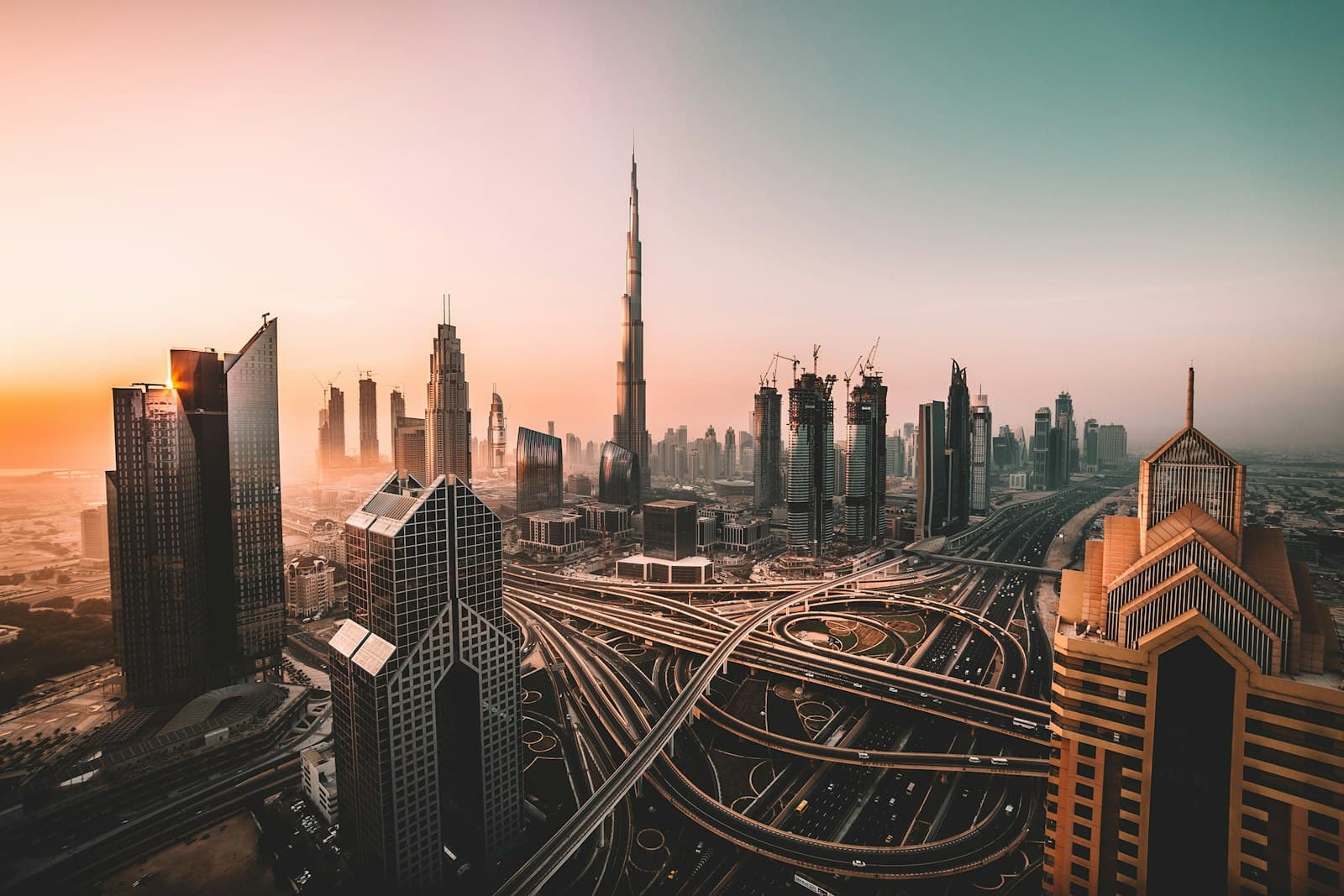 Highway view for Dubai to Abu Dhabi car lift cost planning